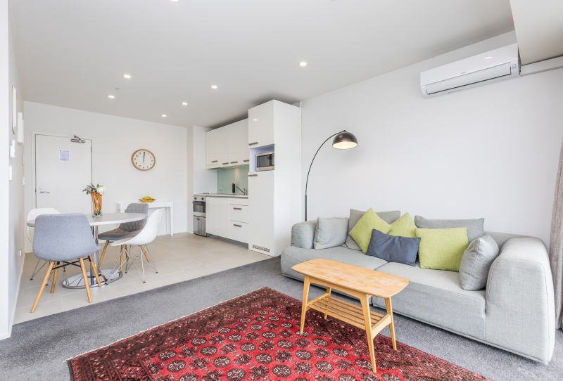 SUB-PENTHOUSE APARTMENT WITH STUNNING CITY VIEWS!