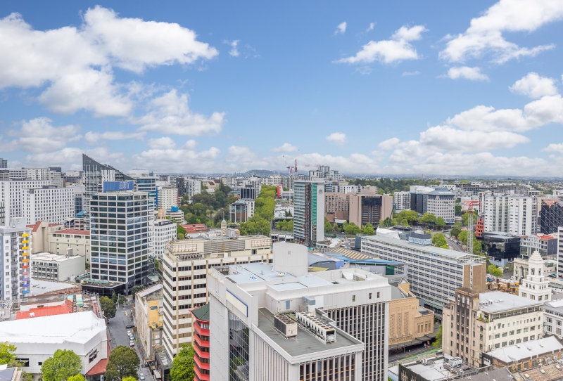 SUB-PENTHOUSE APARTMENT WITH STUNNING CITY VIEWS!