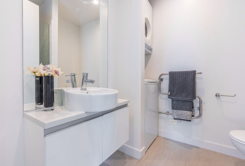 SUB-PENTHOUSE APARTMENT WITH STUNNING CITY VIEWS!