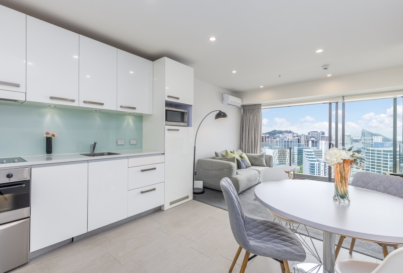 SUB-PENTHOUSE APARTMENT WITH STUNNING CITY VIEWS!