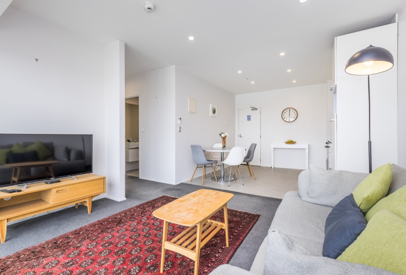 SUB-PENTHOUSE APARTMENT WITH STUNNING CITY VIEWS!