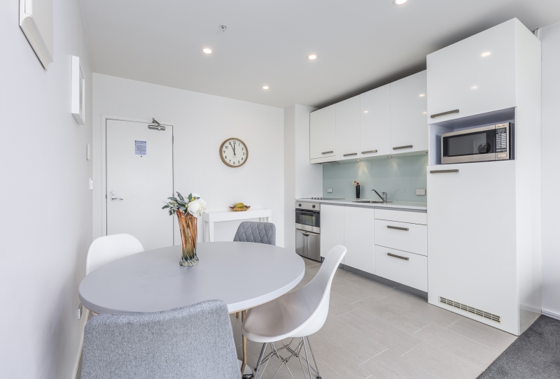 SUB-PENTHOUSE APARTMENT WITH STUNNING CITY VIEWS!