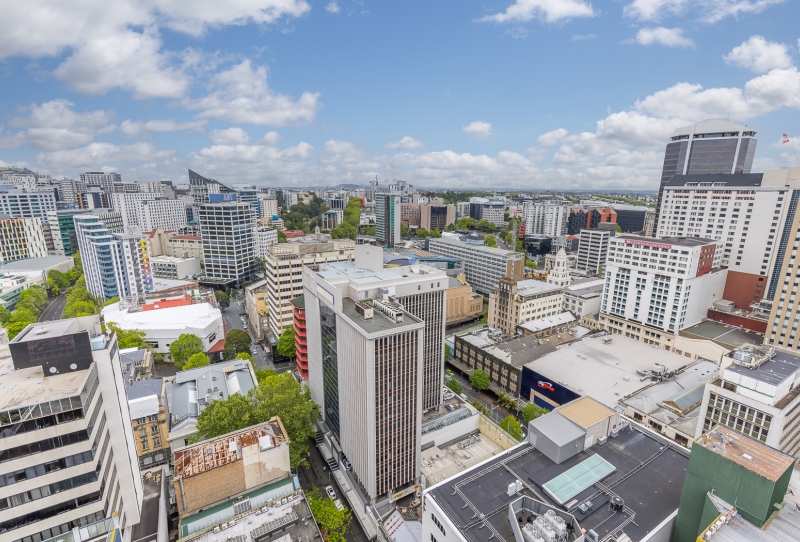 SUB-PENTHOUSE APARTMENT WITH STUNNING CITY VIEWS!