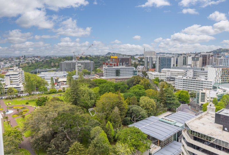 SUB-PENTHOUSE APARTMENT WITH STUNNING CITY VIEWS!